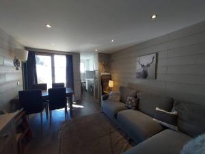 La Plagne TarentaiseBELLE PLAGNE - Appartement 6 personnes sur les pistes的客厅配有沙发和桌子