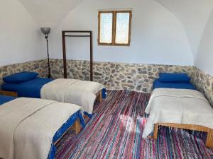 努韦巴Farm’s guest room的带两张床和镜子的客房