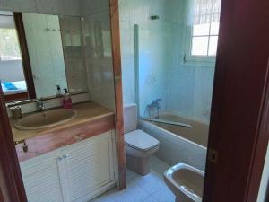罗列特海岸Villa Max的浴室配有盥洗盆、卫生间和浴缸。