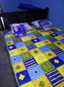 拜蒂克洛MSV VILLA RÉSIDENCE HOME的一张桌子,上面有五颜六色的被子
