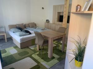 艾斯特根Infinity Apartman的客房设有桌子、床和桌椅。