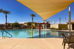 吉尔伯特Desert Diamond的一个带大型黄色遮阳伞的大型游泳池
