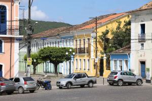São FélixConforto e bom gosto no Recôncavo da Bahia.的一条城市街道,汽车停在建筑前