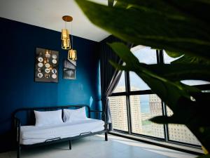 日落洞Urban Suite Cozy Family Homestay at Georgetown by Heng Penang Homestay的蓝色的客房设有床和大窗户