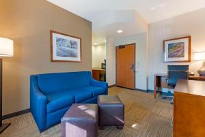 德卢斯Lift Bridge Lodge, Ascend Hotel Collection的客厅配有蓝色的沙发和书桌