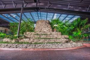拉雷多家庭花园客栈及套房酒店的植物建筑中的一块大型石头结构