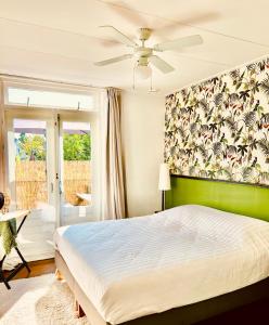 布雷达Ruim comfortabel appartement centrum Breda MET restaurant!的一间卧室设有一张床和绿色的墙壁