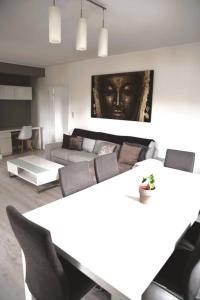 里瓦日Calm and Cozy apartment Bivange的客厅配有沙发和桌子