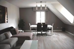 里瓦日Calm and Cozy apartment Bivange的客厅配有桌子和沙发