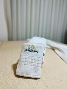 若昂佩索阿Hotel Pousada Kairos Manaira的几条毛巾坐在床上