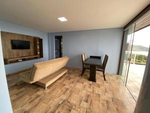 弗洛里亚诺波利斯Residencial Gralha Azul的客厅配有沙发和桌子