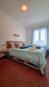 坎普自由鎮Farol da Vila的一间卧室,卧室内配有一张大床
