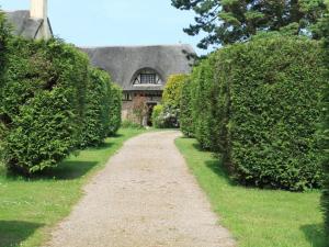 Bordeaux-Saint-ClairLes Hauts d'Etretat的山 ⁇ 屋前的小径