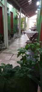 阿帕雷西达Pousada Ribeirinha的一座带长椅和植物的庭院
