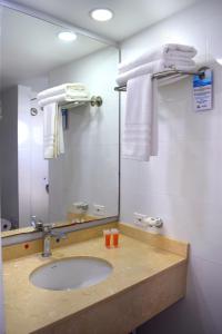 圣安德烈斯Decameron Aquarium - All Inclusive的浴室配有盥洗盆、镜子和毛巾