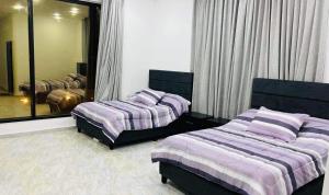 Al RamaThe Mansion villa的一间卧室设有两张床和大镜子