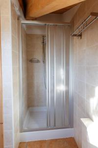博尔米奥Casa Giulia的浴室里设有玻璃门淋浴