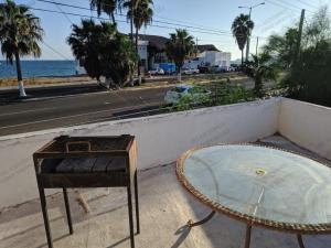 圣卡洛斯Casa Tecalai 5的街上的桌子、玻璃桌和椅子