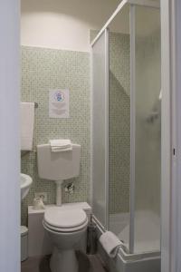 多莫斯科里森吉奥 - 旅馆的一间浴室