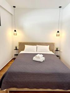 比雷埃夫斯Moschato New Home 3 vipgreece的一间卧室配有一张床,上面有两条毛巾