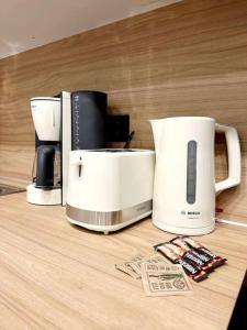 比雷埃夫斯Moschato New Home 3 vipgreece的桌子上配有2台咖啡机的柜台