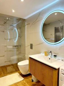 比雷埃夫斯Moschato New Home 3 vipgreece的一间带水槽、卫生间和镜子的浴室