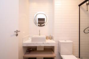 戈亚尼亚Lindos apto com piscina no Setor Oeste IDV的白色的浴室设有水槽和镜子
