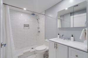 费城The Ledger Residences by Sosuite - Old City的白色的浴室设有卫生间和淋浴。