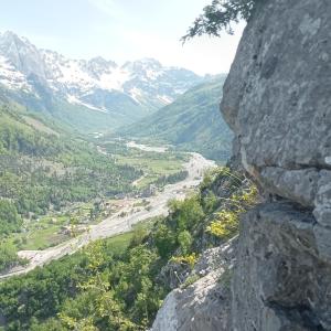 瓦勒博内Bujtina Albjoni的从岩石山欣赏到山谷的景色