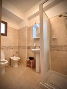 里波斯托La Vie Fuille Bed and Breakfast的浴室配有卫生间、盥洗盆和淋浴。