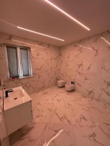 托尔托纳Appartamento Tortona的白色的浴室设有水槽和卫生间。