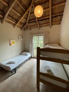 拉巴斯don isidro cabaña alta的一间卧室设有两张床和窗户。
