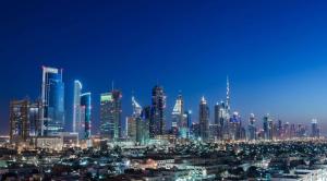 迪拜迪拜康莱德酒店的夜晚欣赏大城市的景观