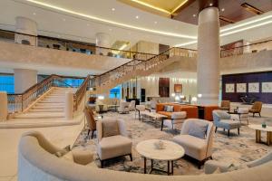 迪拜迪拜康莱德酒店的大堂,设有桌椅