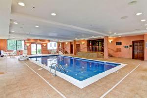 斯特拉特福德斯特拉特福德希尔顿惠庭套房酒店的大房子里的一个大型游泳池