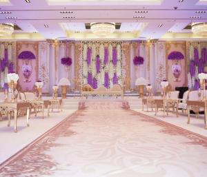 科威特科威特希尔顿度假酒店的宴会厅配有桌椅和吊灯