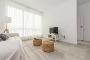夫塞塔Casa do Ser的一间白色卧室,配有床和电视