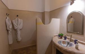 马拉喀什索斯贝皮尔摩洛哥传统庭院住宅的一间带水槽和镜子的浴室
