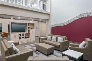 萨拉索塔Magnolia Pointe; BW Signature Collection的带沙发和平面电视的客厅