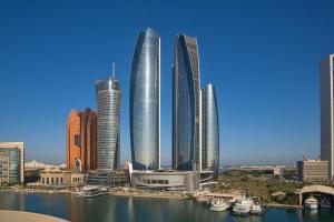阿布扎比Conrad Abu Dhabi Etihad Towers的城市中一群高大的建筑