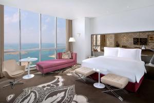 阿布扎比Conrad Abu Dhabi Etihad Towers的酒店客房设有一张床和一个大窗户