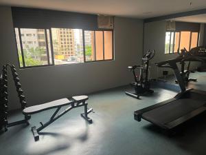 圣保罗Flat Vila Mariana Borges Lagoa com garagem 804的健身房设有2台跑步机和2辆健身自行车
