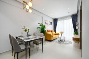 胡志明市Căn hộ Westgate- 2N House的用餐室以及带桌椅的起居室。