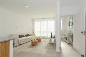 夫塞塔Casa do Ser的白色的客厅配有沙发和桌子