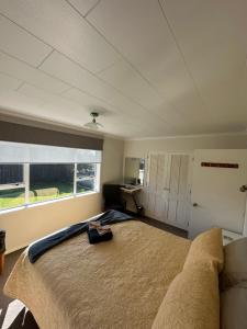 新普利茅斯Glamis Ave Shared Home B&B的一间卧室设有一张大床和一个窗户。