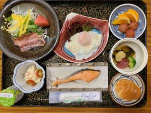 富士河口湖赤石旅馆的桌上的一组食物