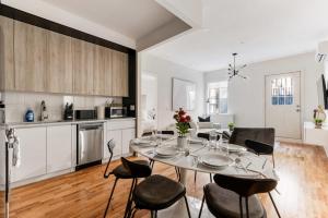 纽约Unbeatable 3BR with Private Patio in Upper East Side的厨房以及带桌椅的用餐室。