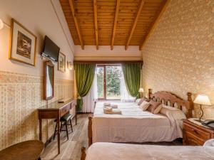 圣卡洛斯-德巴里洛切Hosteria El Condado by Nordic的一间卧室设有两张床、一张桌子和一个窗口。