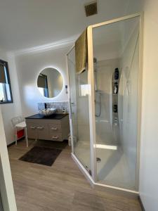 新普利茅斯Glamis Ave Shared Home B&B的带淋浴和盥洗盆的浴室