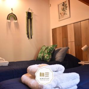 圣卡洛斯-德巴里洛切Amutuy Bariloche的酒店客房 - 带两张床和毛巾